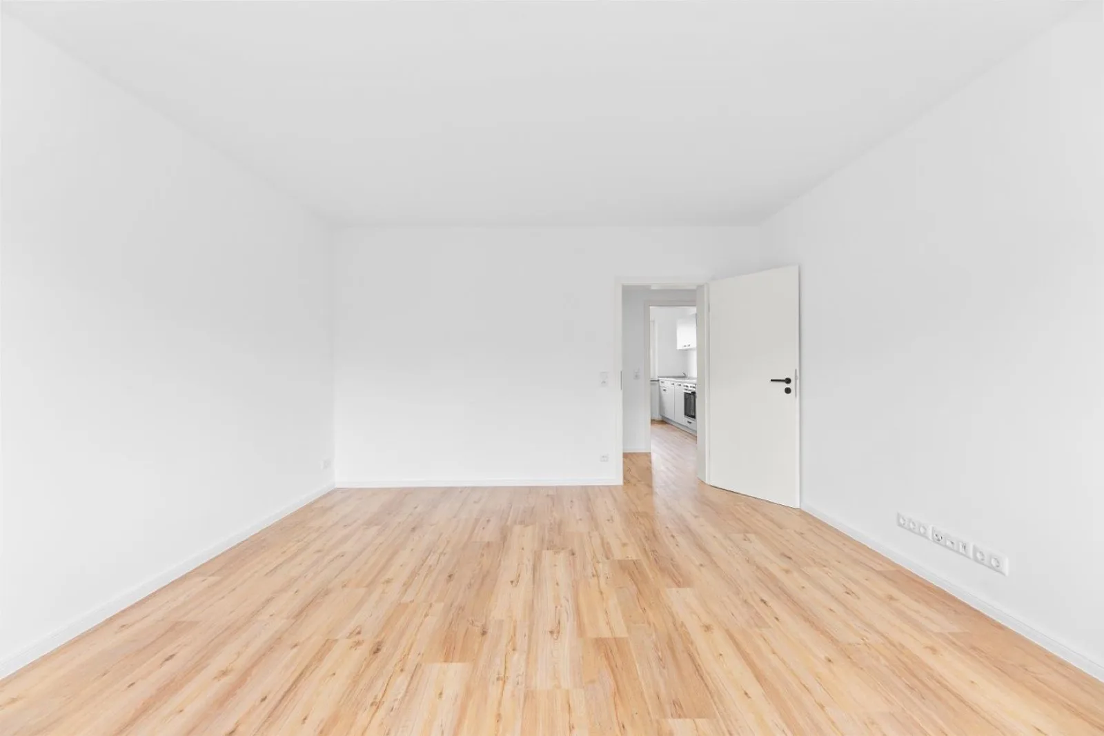 Renovierte 2-Zimmer-Wohnung mit Balkon und Stellplatz